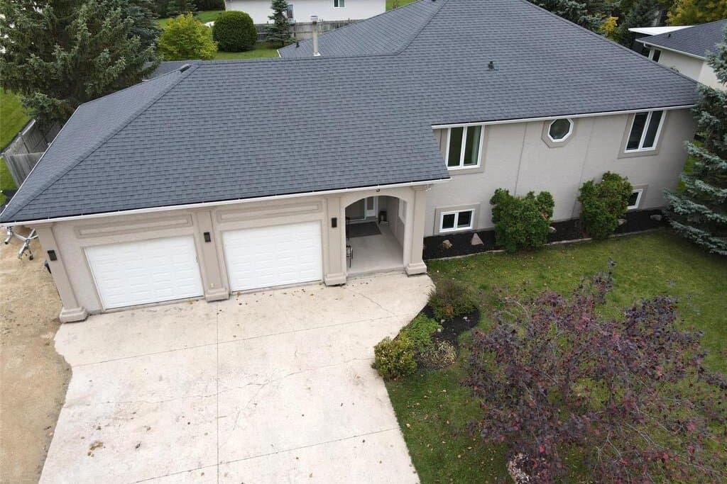 Active listing at 3 Teak Drive, Oakbank, MB, priced at $579,900, represented by MIB Division at Royal LePage Prime