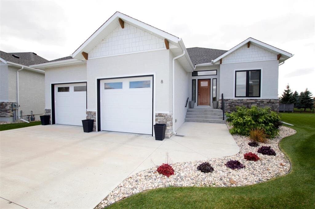 Active listing at 8 Somerset Cove, Oakbank, MB R5N 0M9, priced at $689,999, represented by MIB Division at Royal LePage Prime